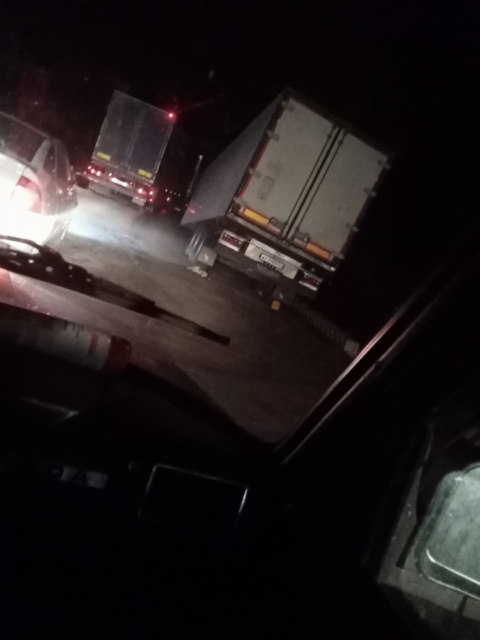 Сломанная фура второй день создает затор на трассе Сызрань-Саратов-Волгоград