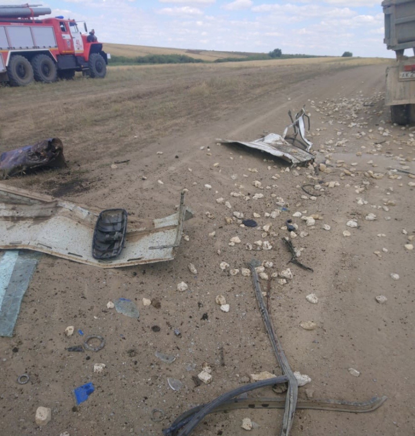 Под Ершовом на полевой дороге столкнулись грузовики