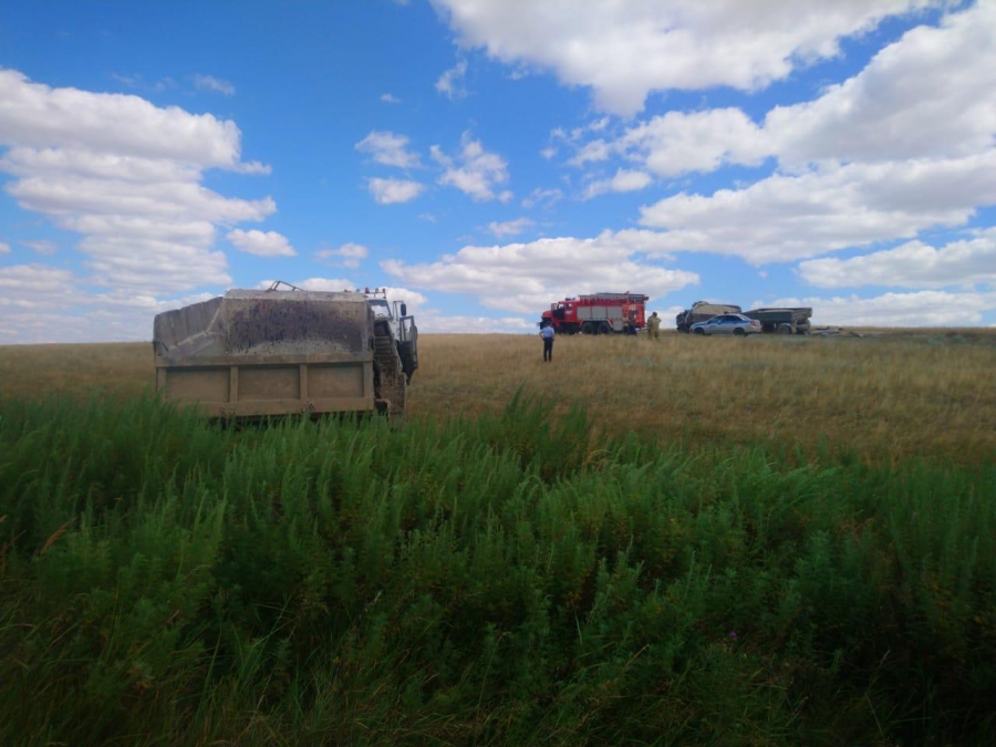 Под Ершовом на полевой дороге столкнулись грузовики