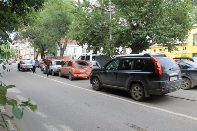 На Чернышевского «Ниссан» «догнал» три машины