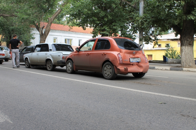 На Чернышевского «Ниссан» «догнал» три машины