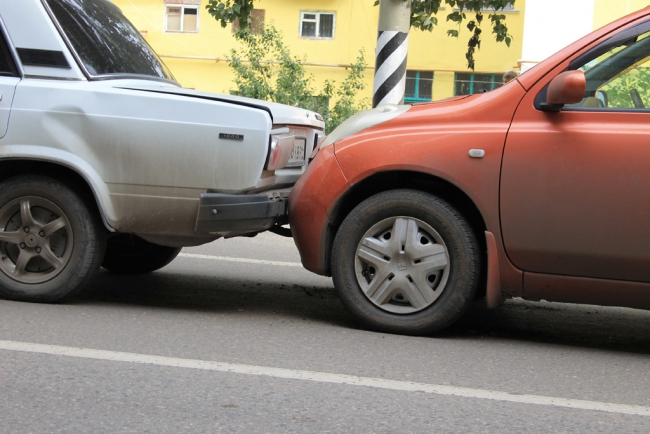 На Чернышевского «Ниссан» «догнал» три машины