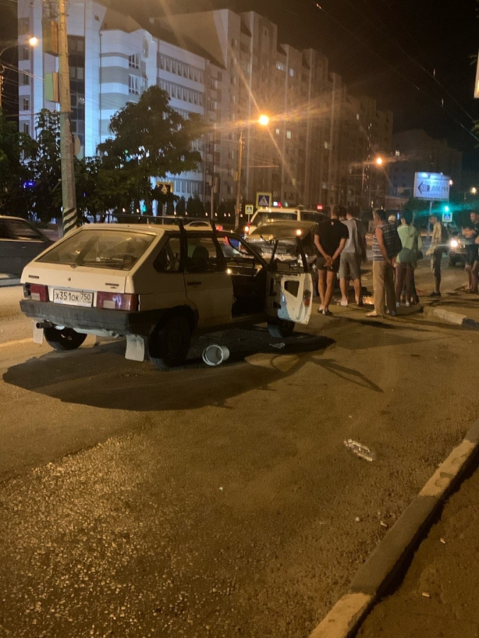 В Энгельсе два человека пострадали в массовой аварии