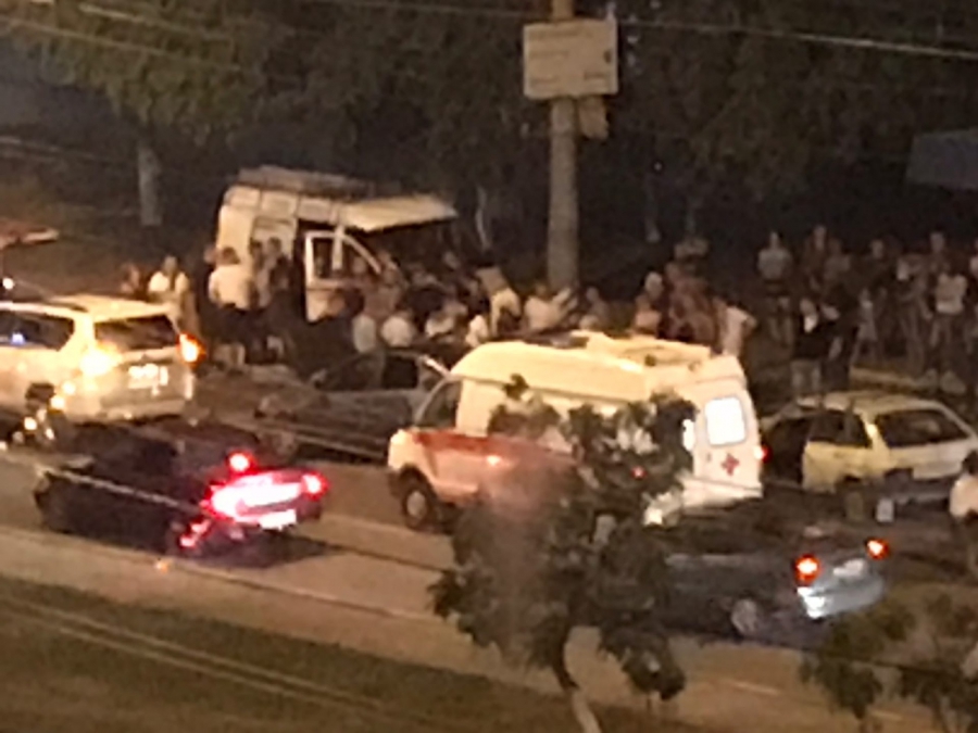 В Энгельсе два человека пострадали в массовой аварии