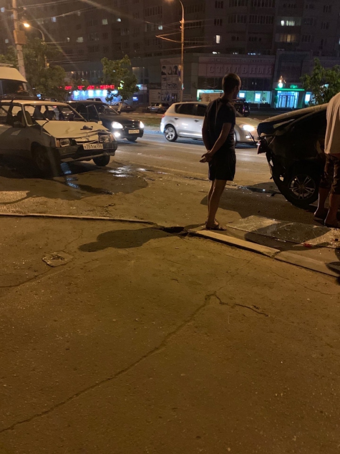 В Энгельсе два человека пострадали в массовой аварии