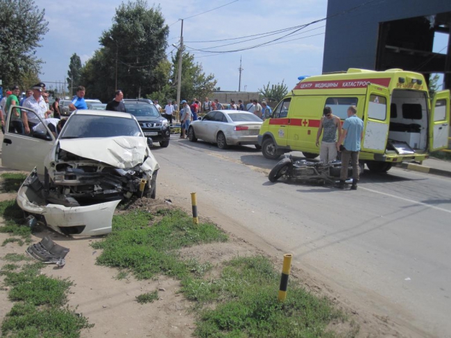 В массовой аварии у строительного рынка пострадал мотоциклист