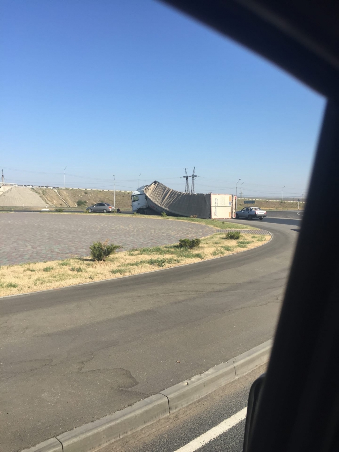 Турецкий грузовик «Мерседес» опрокинулся напротив стелы «Саратов»