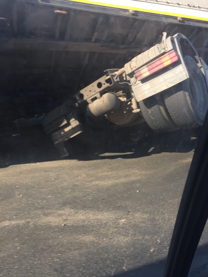 Турецкий грузовик «Мерседес» опрокинулся напротив стелы «Саратов»