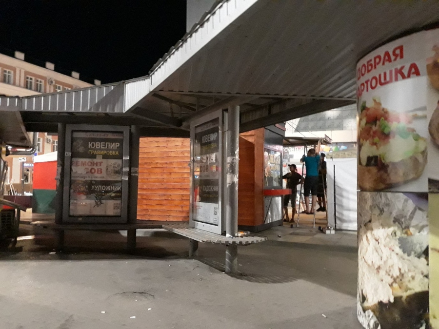 Бизнесмен нашел лазейку и установил ларек на проспекте Кирова