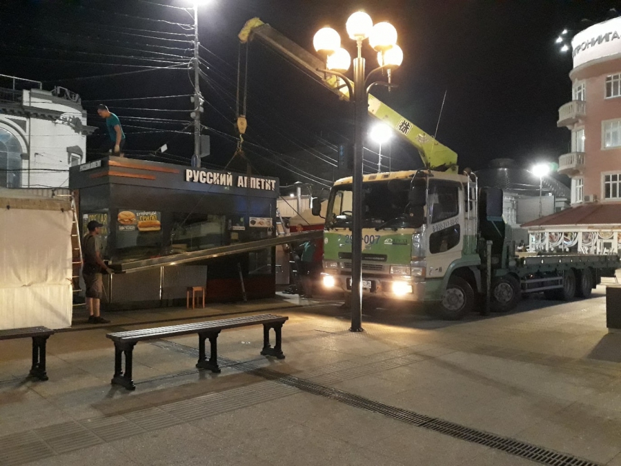 Бизнесмен нашел лазейку и установил ларек на проспекте Кирова