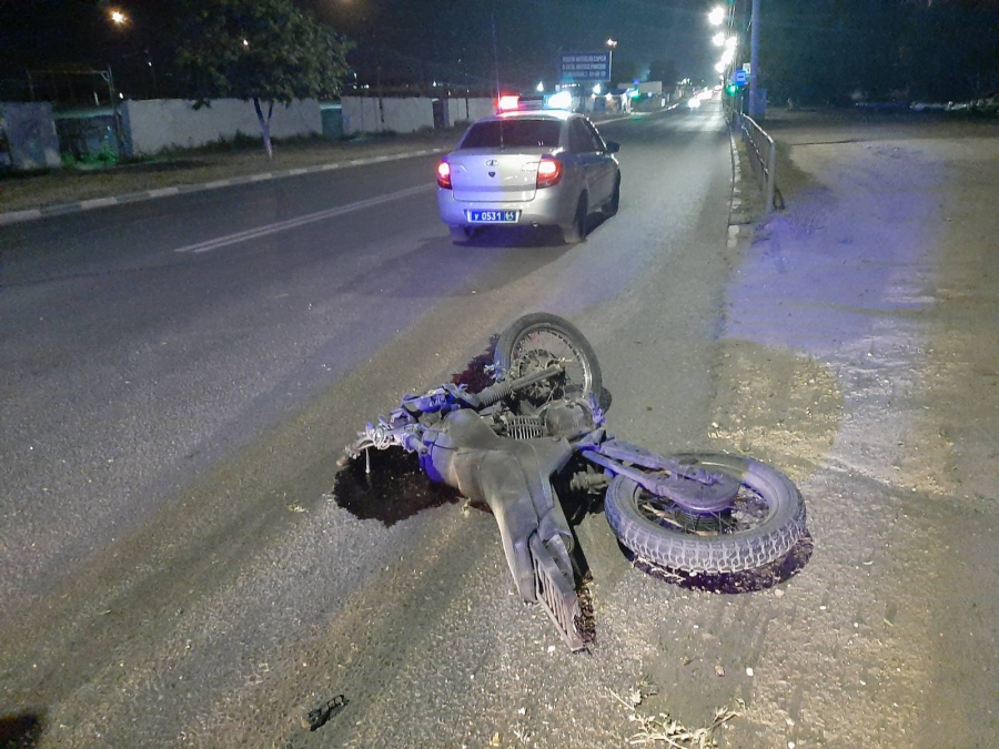 На Ново-Астраханском шоссе мопедист наехал на бордюр и опрокинулся