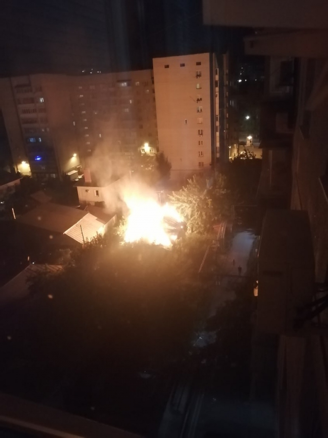 Дом в центре Саратова тушили 5 пожарных машин