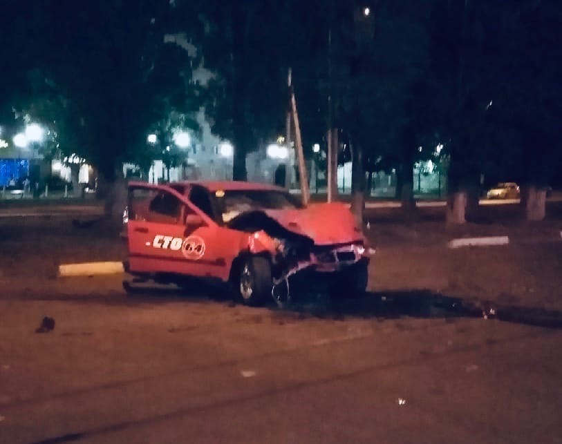 В Балакове водитель «ВАЗа» пострадал в жесткой аварии с «БМВ»