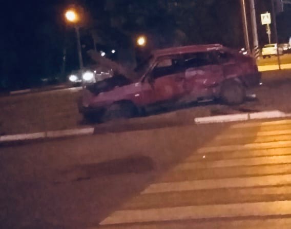 В Балакове водитель «ВАЗа» пострадал в жесткой аварии с «БМВ»