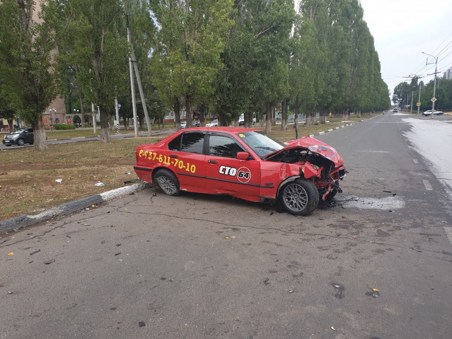 В Балакове водитель «ВАЗа» пострадал в жесткой аварии с «БМВ»