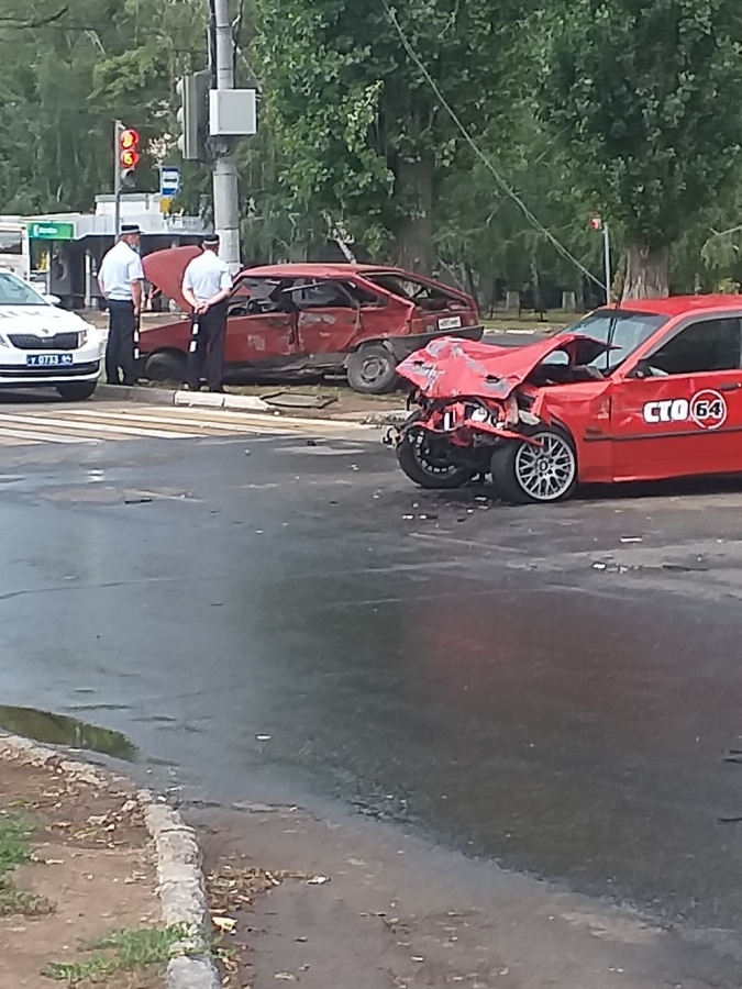 В Балакове водитель «ВАЗа» пострадал в жесткой аварии с «БМВ»