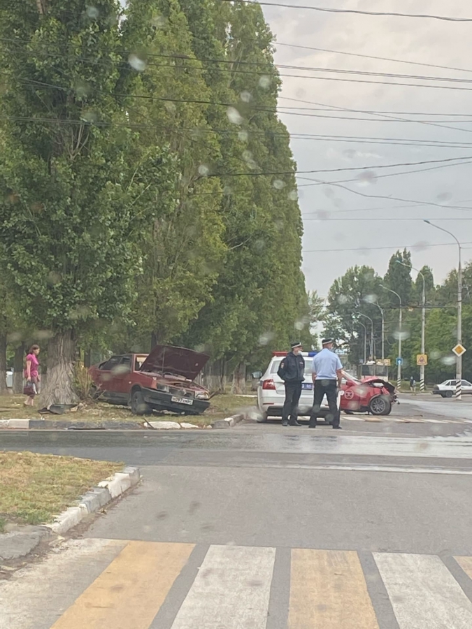 В Балакове водитель «ВАЗа» пострадал в жесткой аварии с «БМВ»