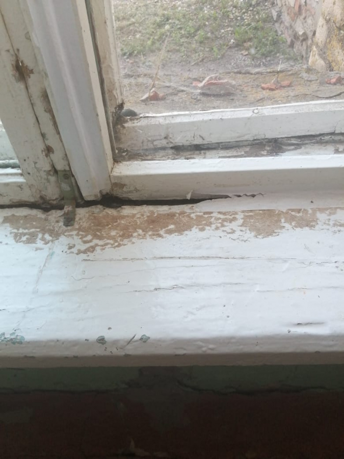 В Марксовском районе чиновники передумали ремонтировать сельскую школу с трухлявыми окнами