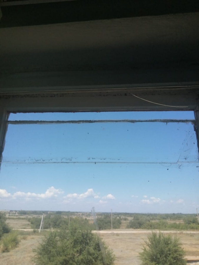 В Марксовском районе чиновники передумали ремонтировать сельскую школу с трухлявыми окнами