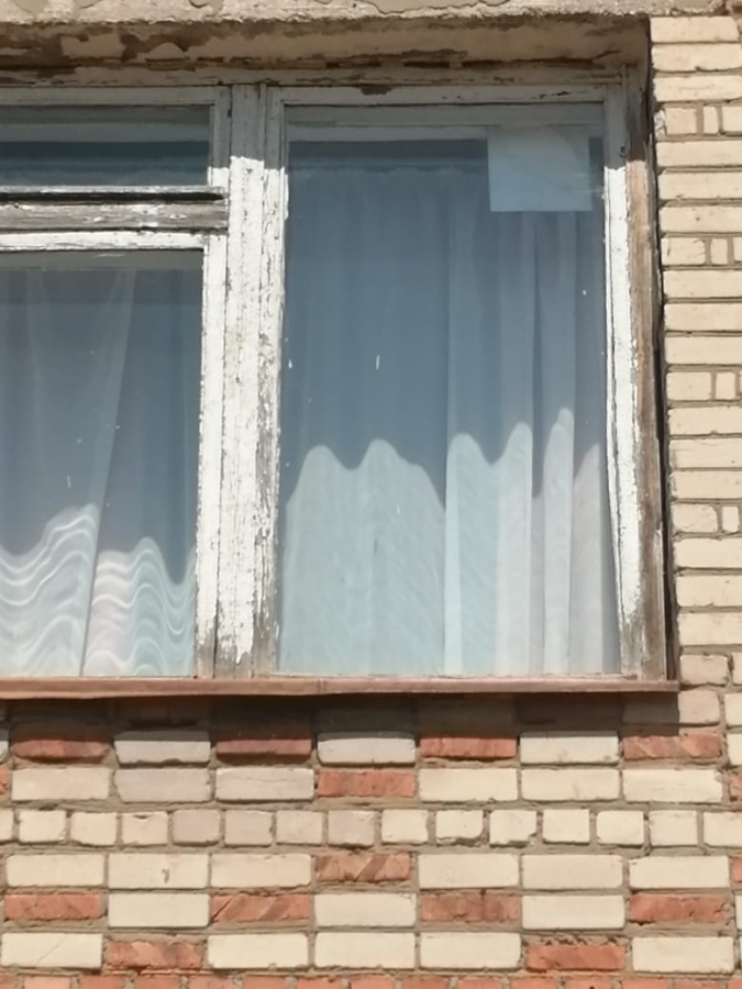 В Марксовском районе чиновники передумали ремонтировать сельскую школу с трухлявыми окнами