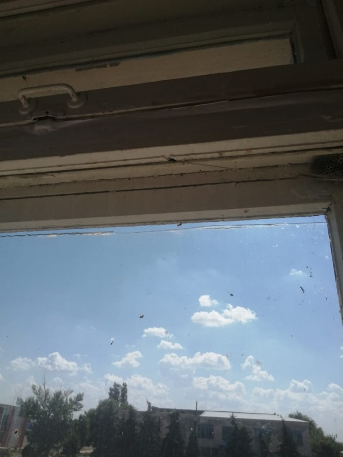 В Марксовском районе чиновники передумали ремонтировать сельскую школу с трухлявыми окнами