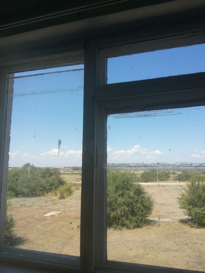 В Марксовском районе чиновники передумали ремонтировать сельскую школу с трухлявыми окнами