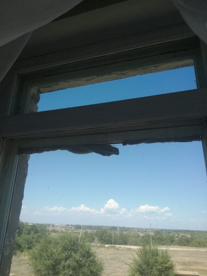 В Марксовском районе чиновники передумали ремонтировать сельскую школу с трухлявыми окнами