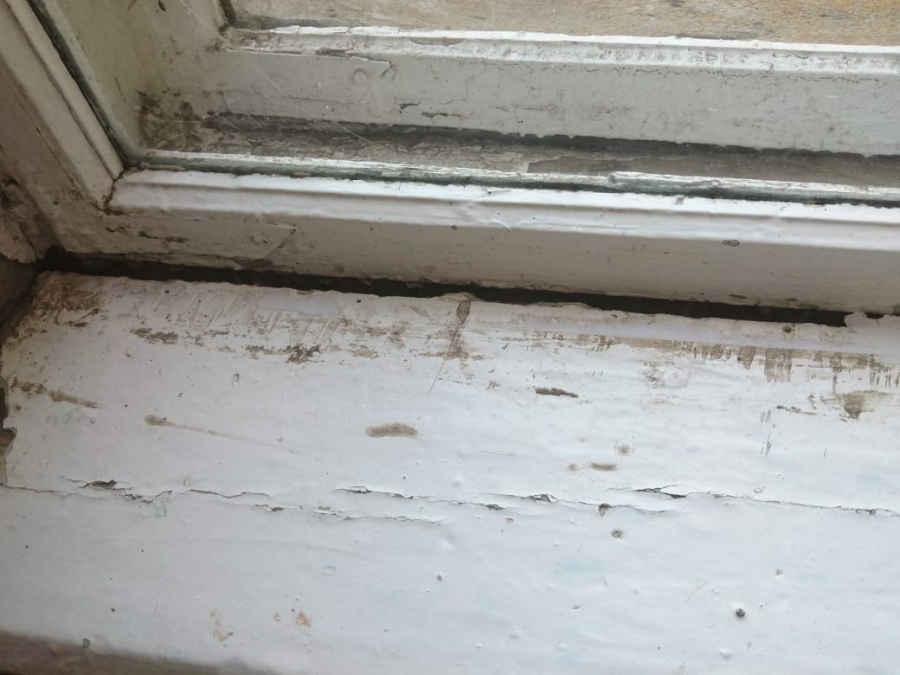 В Марксовском районе чиновники передумали ремонтировать сельскую школу с трухлявыми окнами