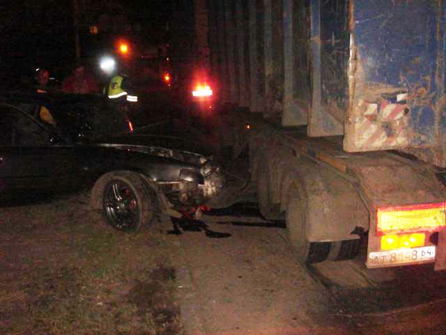 В Энгельсе 17-летний лихач на «Мазде» протаранил «КамАЗ»