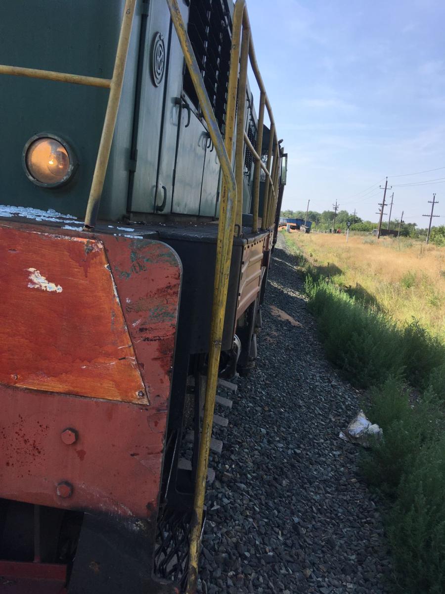 Под Саратовом локомотив врезался в «КамАЗ» и оторвал ему кабину