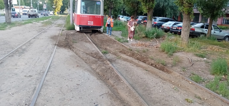 Трамвай маршрута №9 сошел с рельсов и врезался в столб