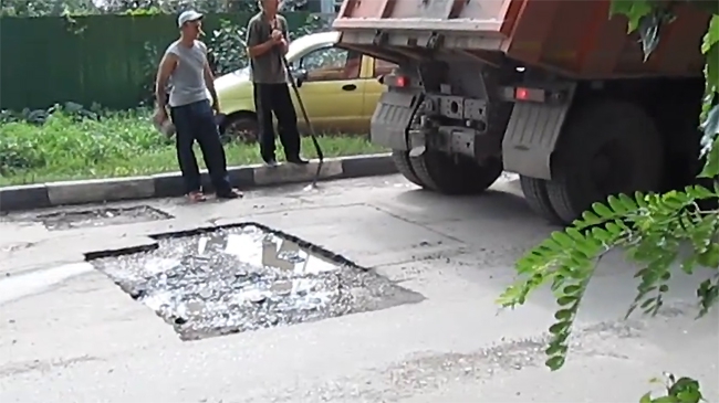 Дорожники положили асфальт на лужи