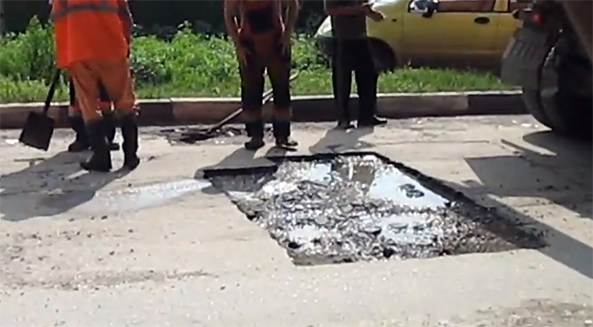 Дорожники положили асфальт на лужи
