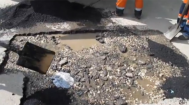 Дорожники положили асфальт на лужи