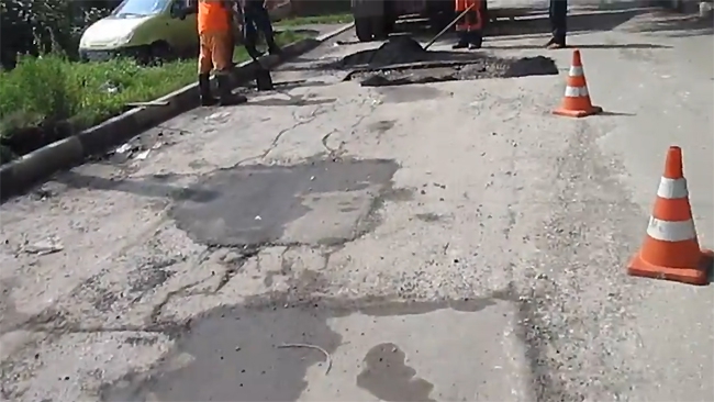 Дорожники положили асфальт на лужи