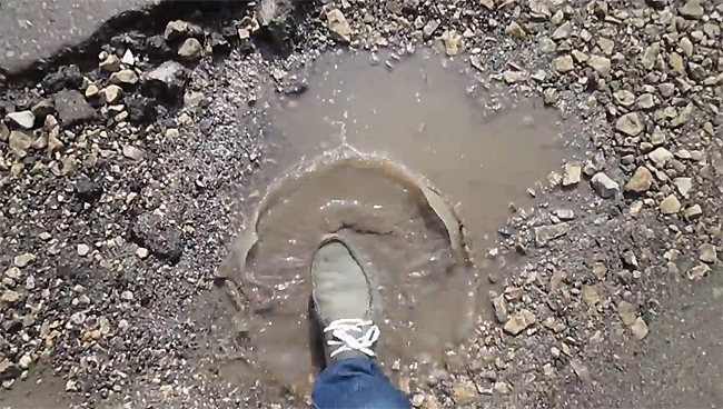 Дорожники положили асфальт на лужи