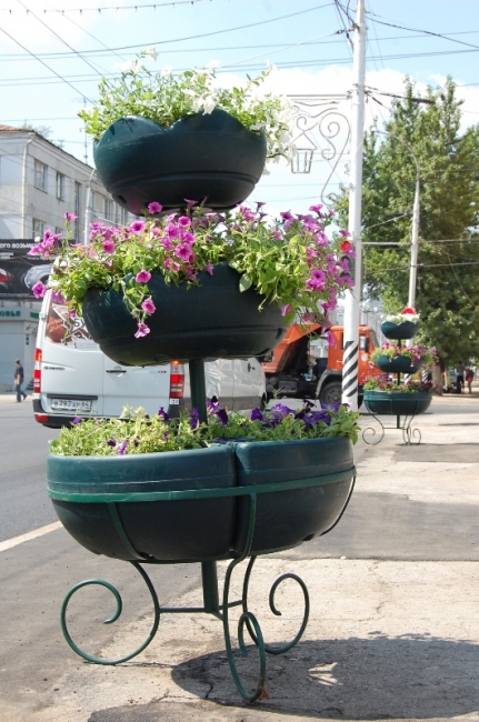 На Московской появились ударопрочные цветочные «фонтаны»