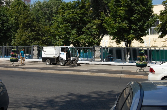 На Московской появились ударопрочные цветочные «фонтаны»