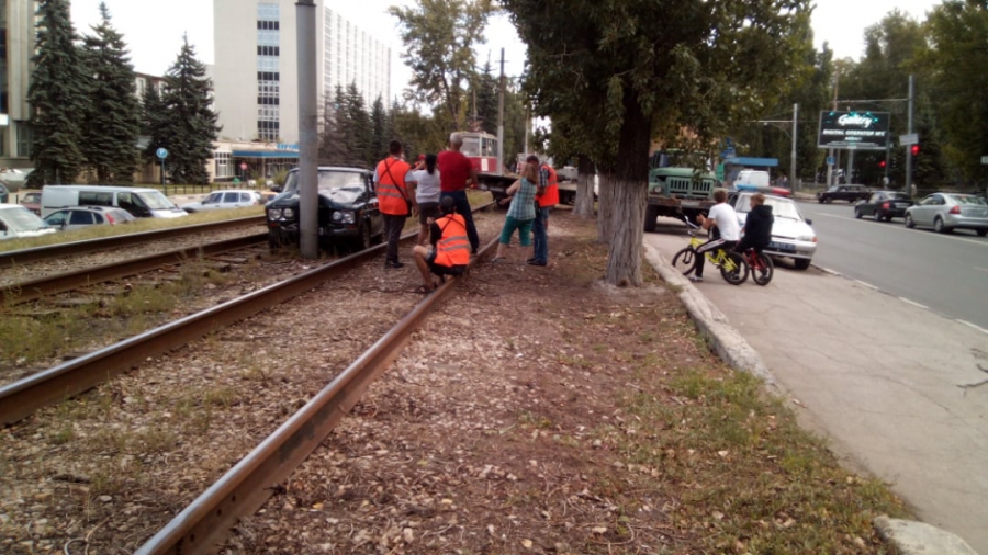 «ВАЗ» врезался в столб и на 2 часа блокировал трамваи. Шофер в больнице