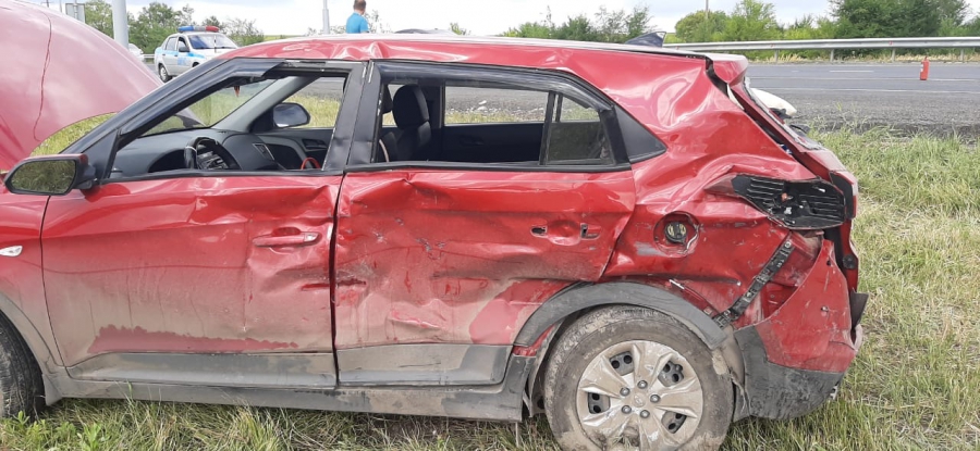 Под Саратовом столкнулись кроссовер и фура. Пассажирка умерла в больнице