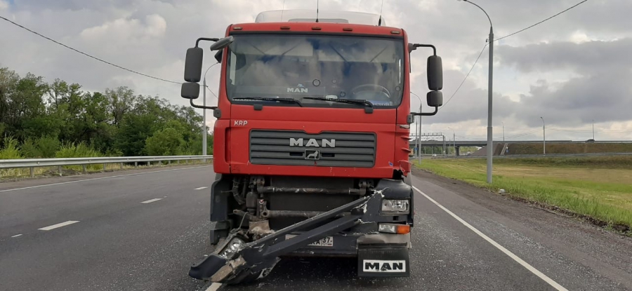 Под Саратовом столкнулись кроссовер и фура. Пассажирка умерла в больнице