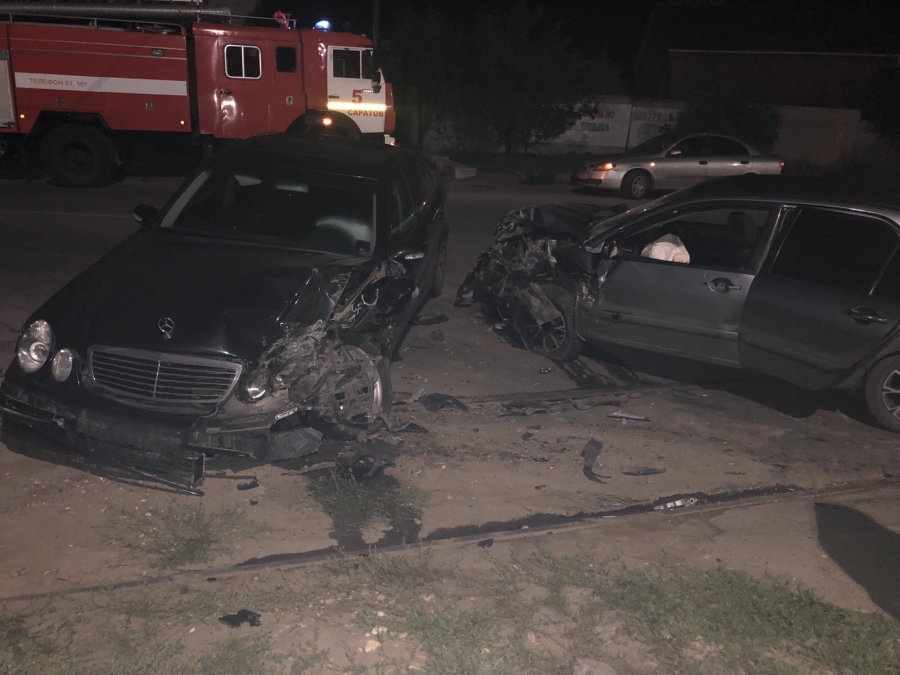 В Елшанке «Мицубиси» смял встречный «Мерседес». Двое в больнице