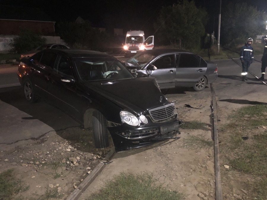 В Елшанке «Мицубиси» смял встречный «Мерседес». Двое в больнице