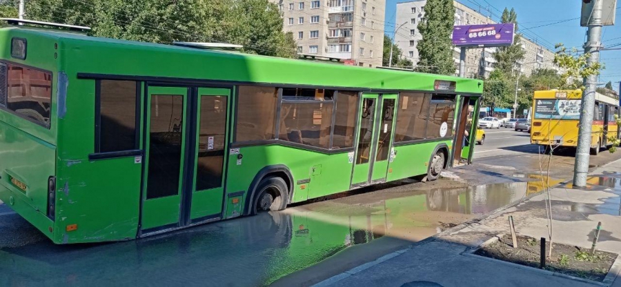 На Чернышевского автобус провалился в дорожную яму