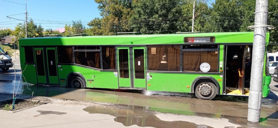 На Чернышевского автобус провалился в дорожную яму