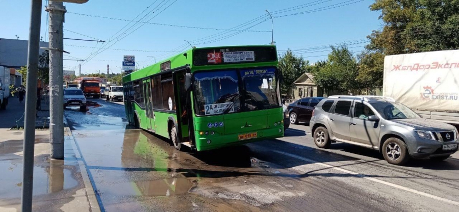 На Чернышевского автобус провалился в дорожную яму