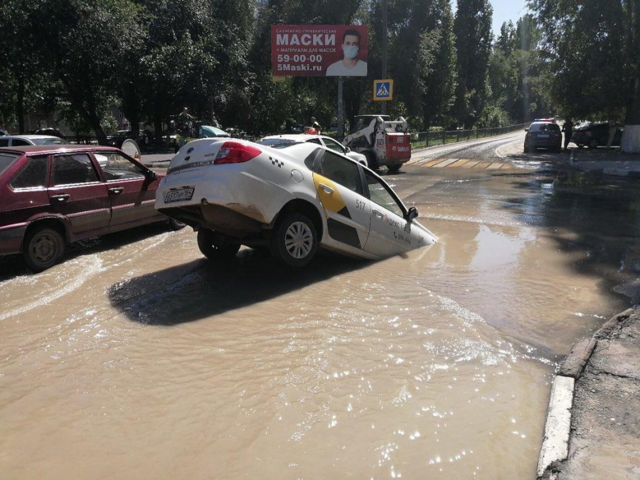 В центре Саратова автомобиль «Яндекс.Такси» провалился в яму и утонул