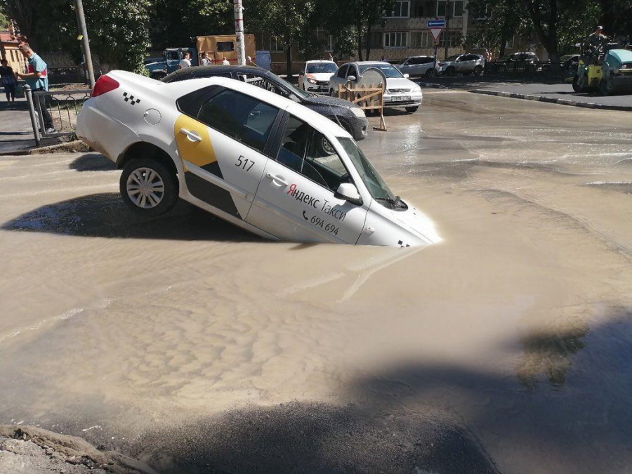 В центре Саратова автомобиль «Яндекс.Такси» провалился в яму и утонул