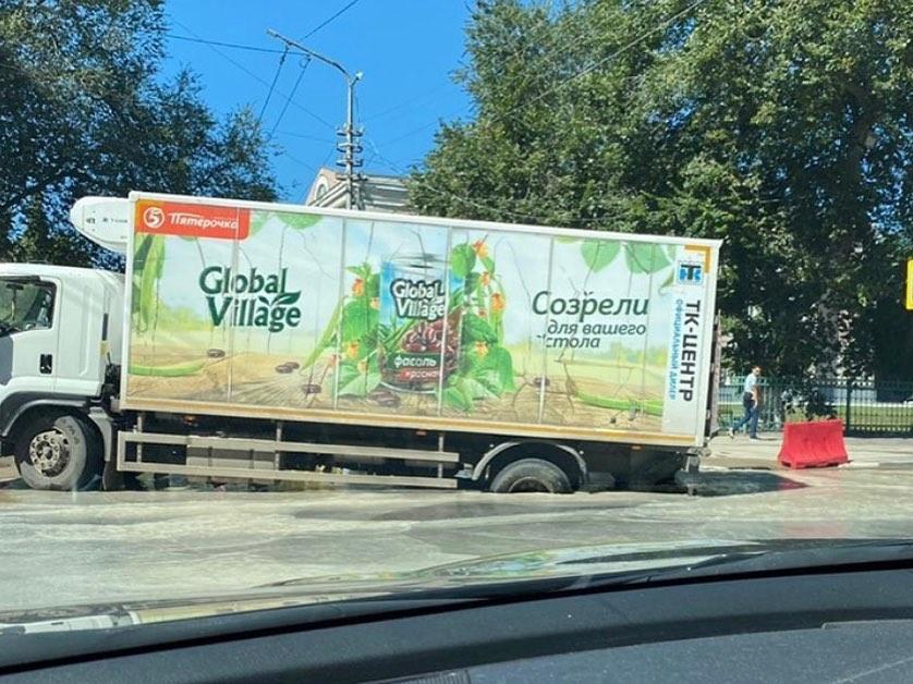 В центре Саратова автомобиль «Яндекс.Такси» провалился в яму и утонул