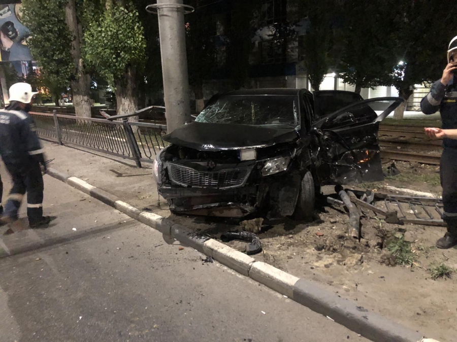 На проспекте 50 лет Октября парень на «Киа» протаранил ограждение